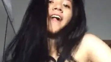 Dokumentasi Gadis Cantik Live Bersantai Kasur