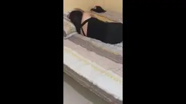 Gadis Cantik Pasrah Goyang Kasur Saat Tidur