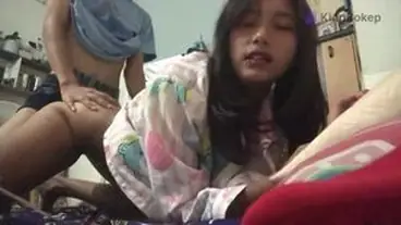 Gadis Cantik Pasrah Posisi Doggy Kasur Crot