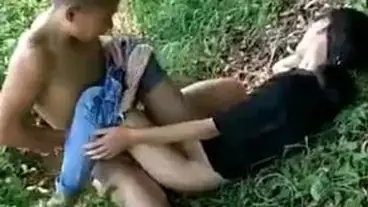 Gadis Mulus Cantik Pasrah Goyang Di Hutan