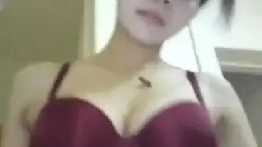 Gadis Seksi Cantik Pasrah Goyang Kasur Crot