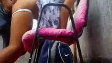 Momen Romantis Sejoli Di Kursi Pink Kasual