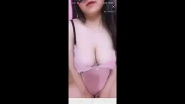 Tante Cantik Pasrah Goyang Kasur Jeans