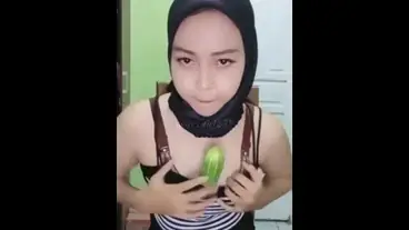 Ukhti Hijab Cantik Live Bersantai Kasur Timun